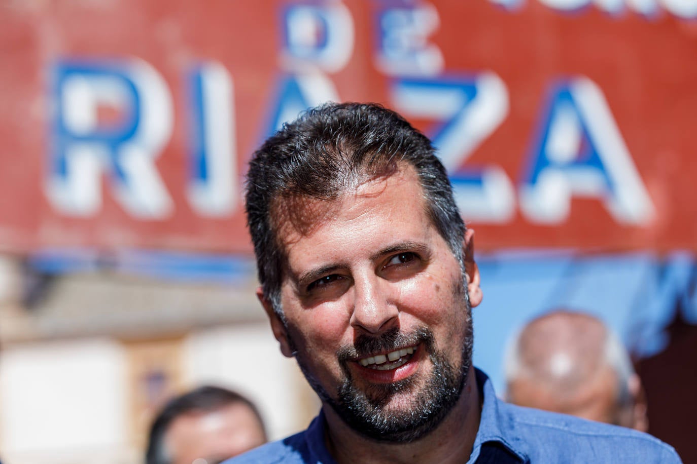 El secretario general del PSCyL y portavoz en las Cortes, Luis Tudanca, atiende a los medios de comunicación antes del acto público que con motivo de las fiestas patronales celebra la Agrupación del PSOE del Nordeste de Segovia