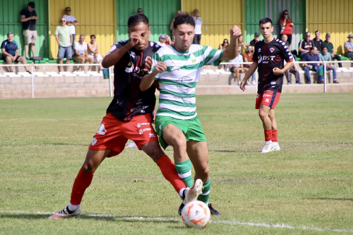 La Virgen y Atlético Bembibre protagonizaron el primer duelo provincial de la temporada