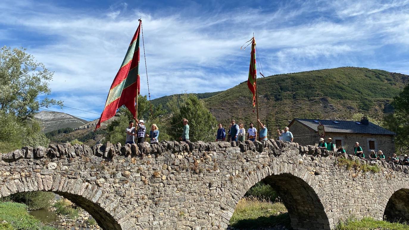 La localidad leonesa celebra las Fiestas del Cristo donde la feria ganadera, la artesanía y los pendones toman el protagonismo