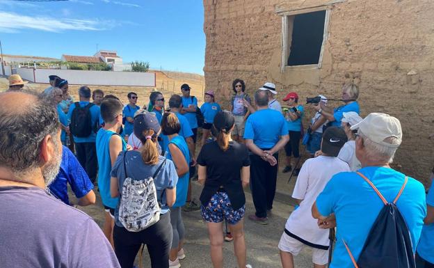 Participantes en la ruta de senderismo durante la convivencia a las Cuevas Menudas de Villafañe.