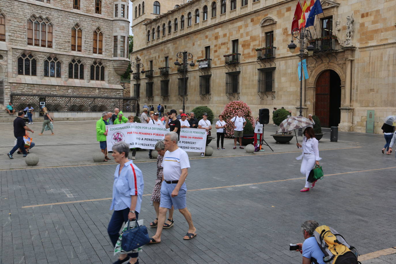 Los pensionistas de León se concentran frente a la Diputación