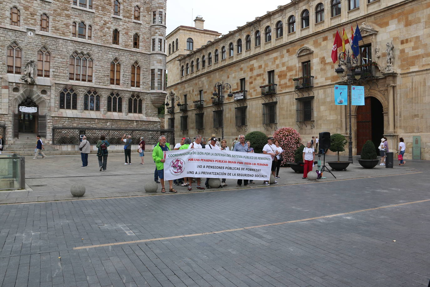 Los pensionistas de León se concentran frente a la Diputación