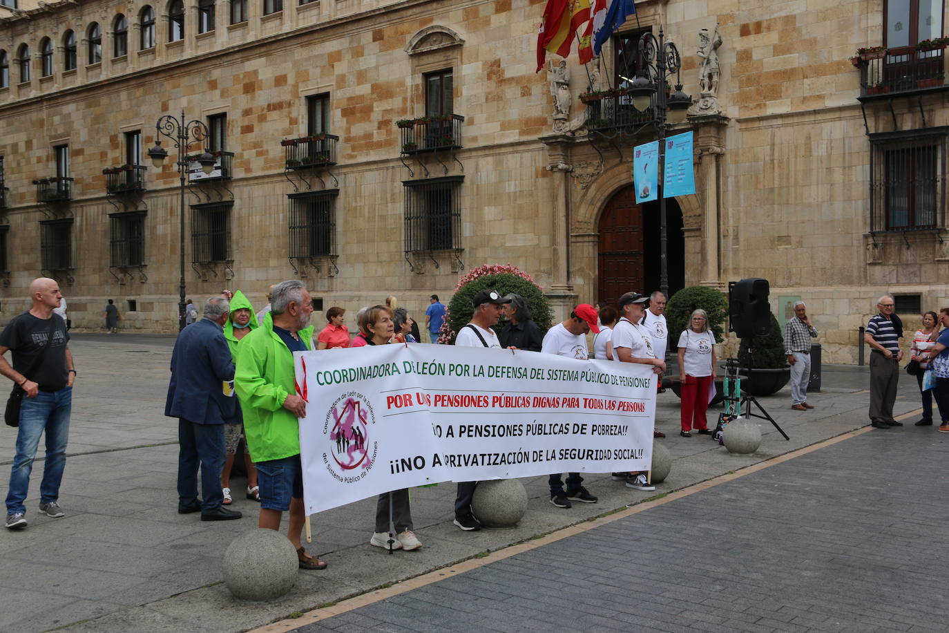 Los pensionistas de León se manifiestan para solicitar que el Gobierno blinde el sistema público de pensiones.