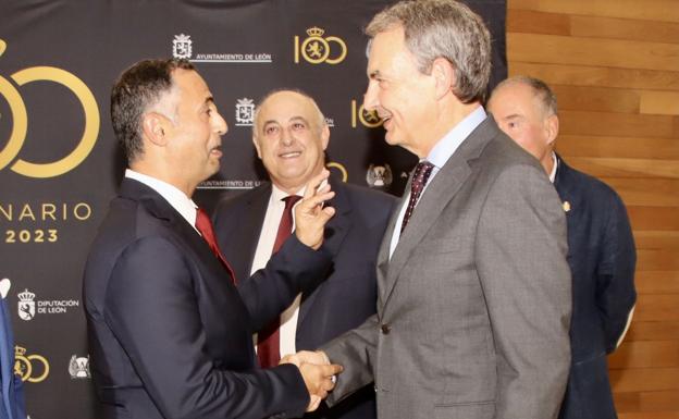 Responsables de la Cultural y Deportiva Leonesa, con su presidente, posan junto al presidente del Gobierno José Luis Rodríguez Zapatero en el acto celebrado este lunes en el Auditorio Ciudad de León. 