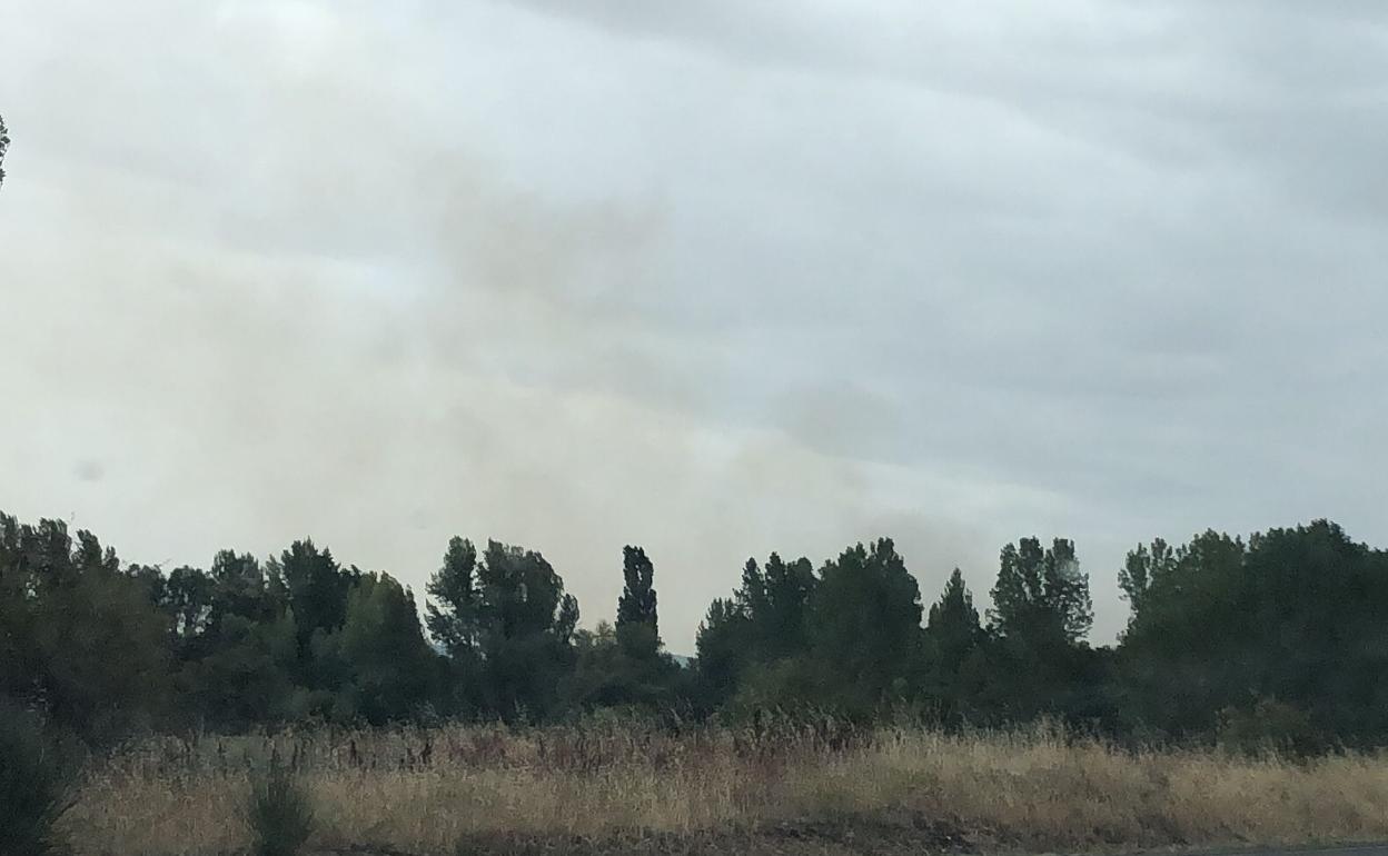 Una ligera columna de humo, visible desde pueblos colindantes.