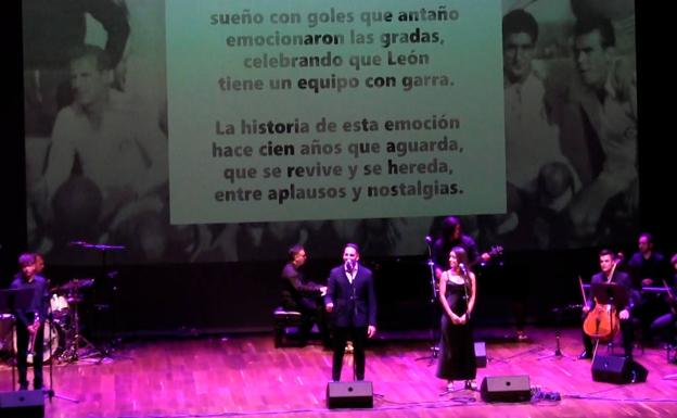 Interpretación del himno en el Auditorio.