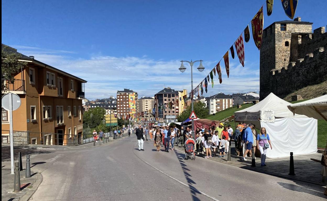 Imagen del mercado medievan de la Encina en la avenida del Castillo de Ponferrada.