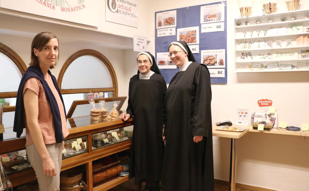 Las hermanas Clara, Hermestina y Cristina, impulsoras de esta pequeña tienda de artesania que ya ha abierto sus puertas en el monasterio de Las Carbajalas.