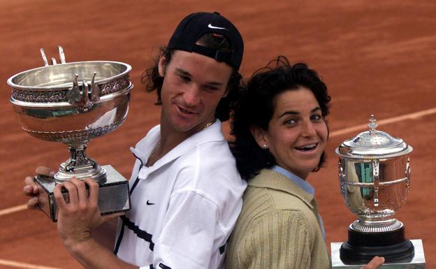 Imagen principal - Arriba, Carlos Moyá y Arantxa Sánchez Vicario. Abajo, a la izquierda, Rafa Nadal posa con el trofeo que conquistó en 2018 en Roland Garros. Abajo, a la derecha, Garbiñe Muguruza, tras ganar Wimbledon en 2017. 