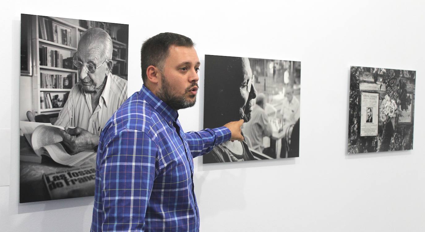 La exposición 'El eco de la conciencia: tras los pasos de Aquilino Gómez'