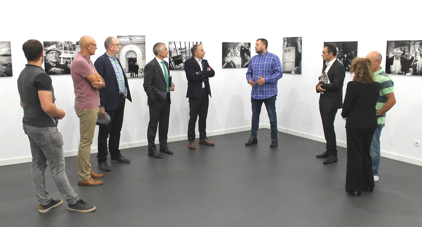 La exposición 'El eco de la conciencia: tras los pasos de Aquilino Gómez'