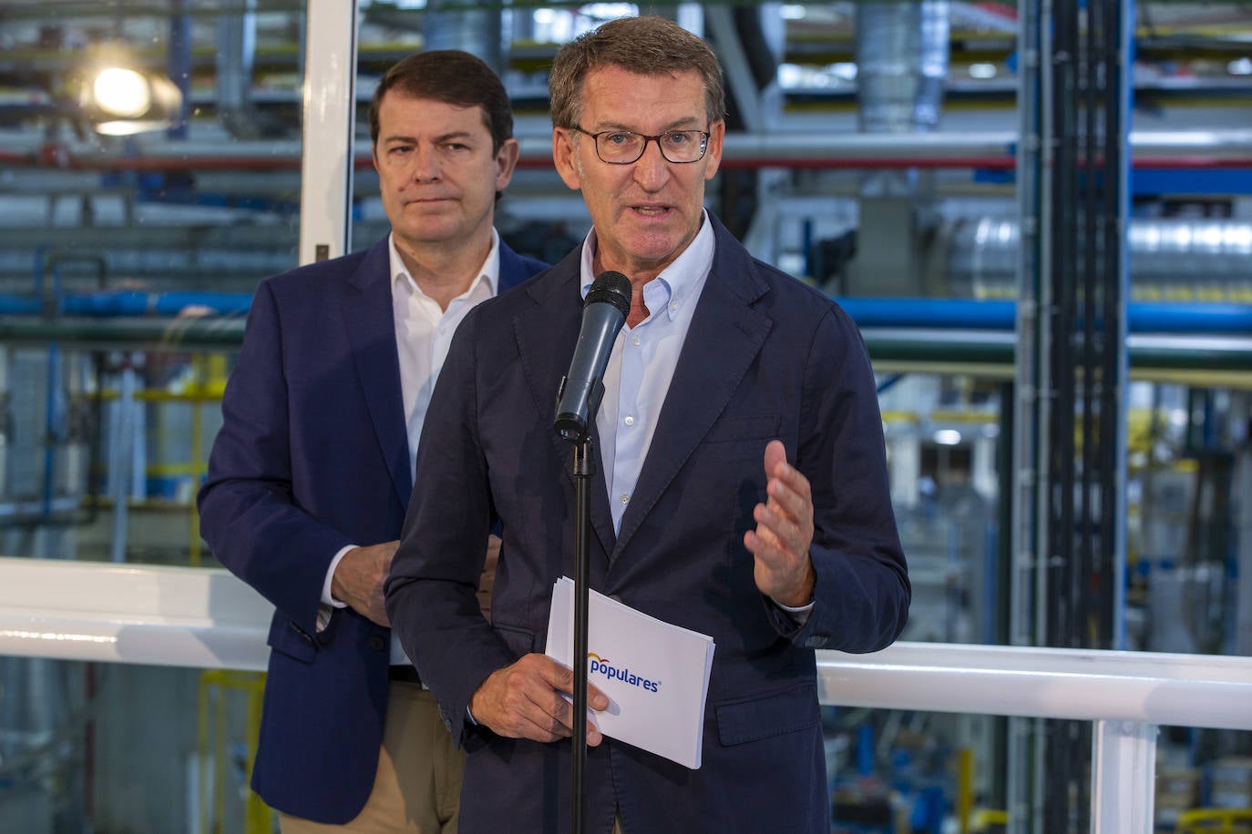 Feijóo y Mañueco en su visita a la fábrica de equipamientos exteriores Plastic Omnium este martes en Arévalo. 