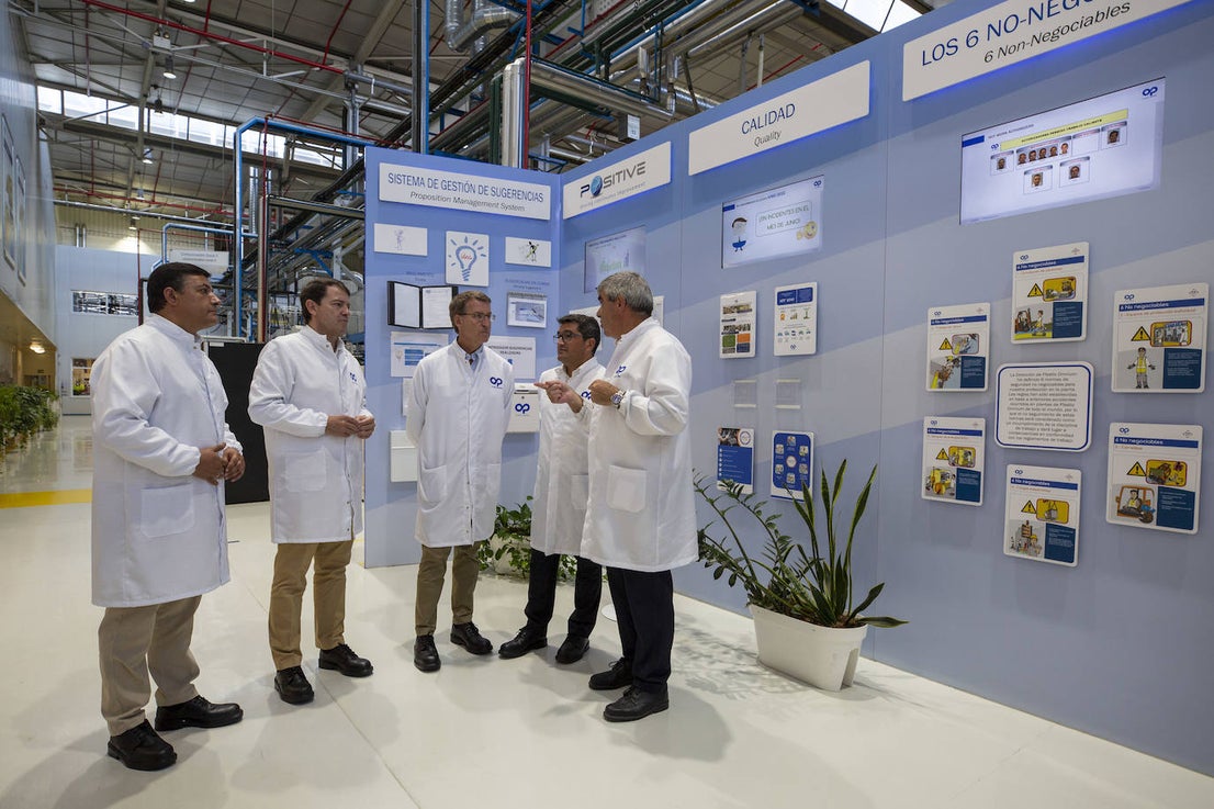 Feijóo y Mañueco en su visita a la fábrica de equipamientos exteriores Plastic Omnium este martes en Arévalo. 