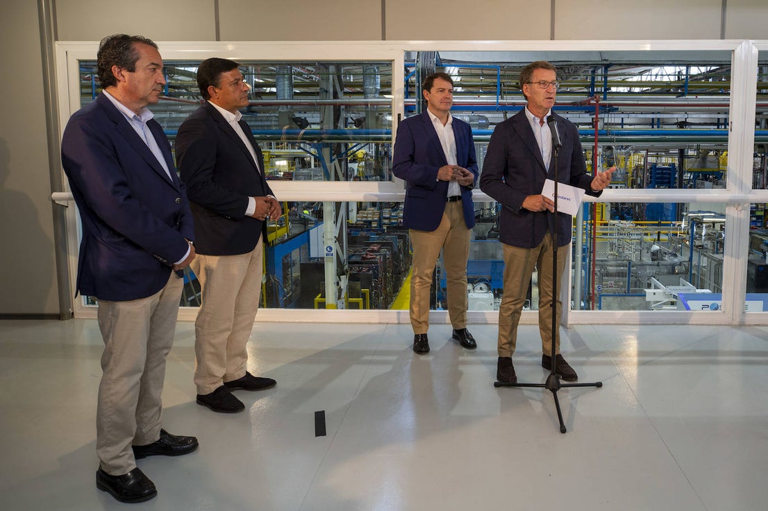 Feijóo y Mañueco en su visita a la fábrica de equipamientos exteriores Plastic Omnium este martes en Arévalo. 