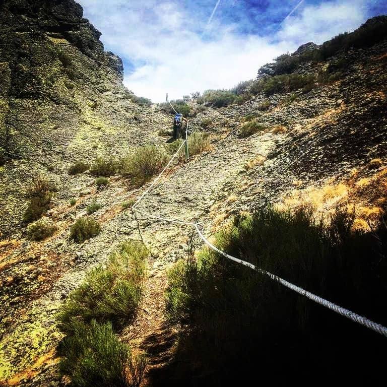 La plataforma volada que se ha instalado en la cima del Pico Cabrón y las instalaciones de la nueva vía ferrata. 