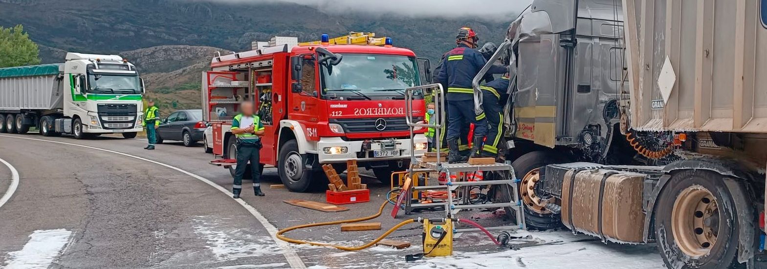 Bomberos de León intervienen en el rescate de la persona que ha resultado atrapada en un accidente en kilómetros 51 de la CL 626. 