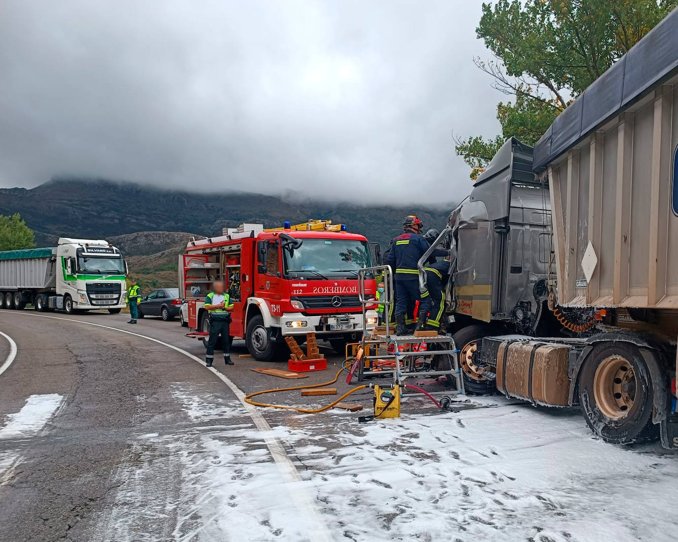 Bomberos de León intervienen en el rescate de la persona que ha resultado atrapada en un accidente en kilómetros 51 de la CL 626