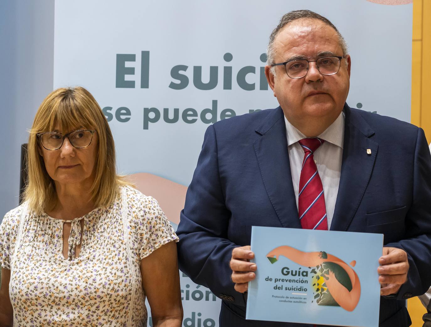 El consjero de presidencia, Alejandro Vázquez, y la presidenta de la Federación de Salud Mental Castilla y León.