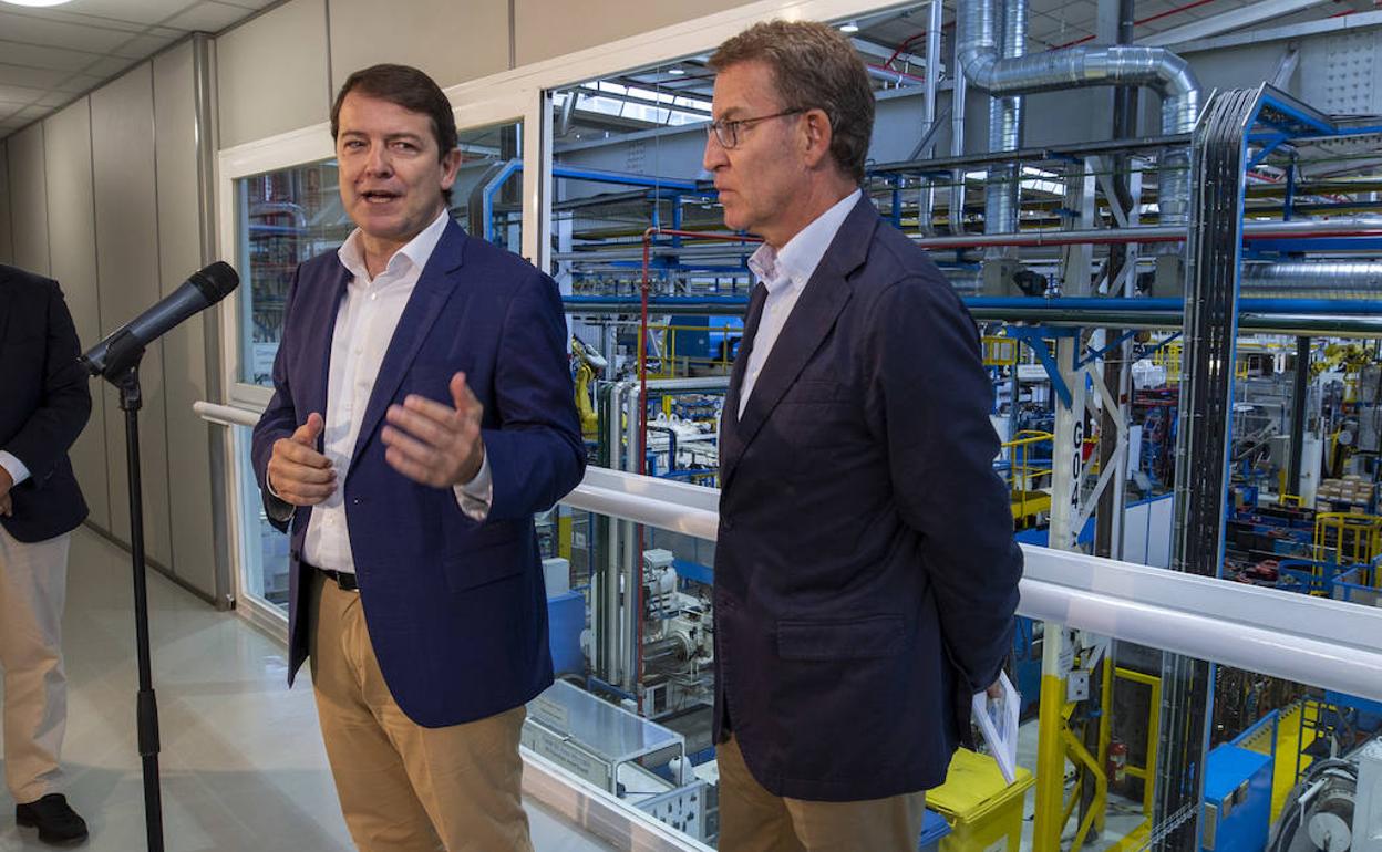Mañueco junto a Feijóo en las decalraciones posteriores a su visita a la fábrica de equipamientos exteriores Plastic Omnium. 
