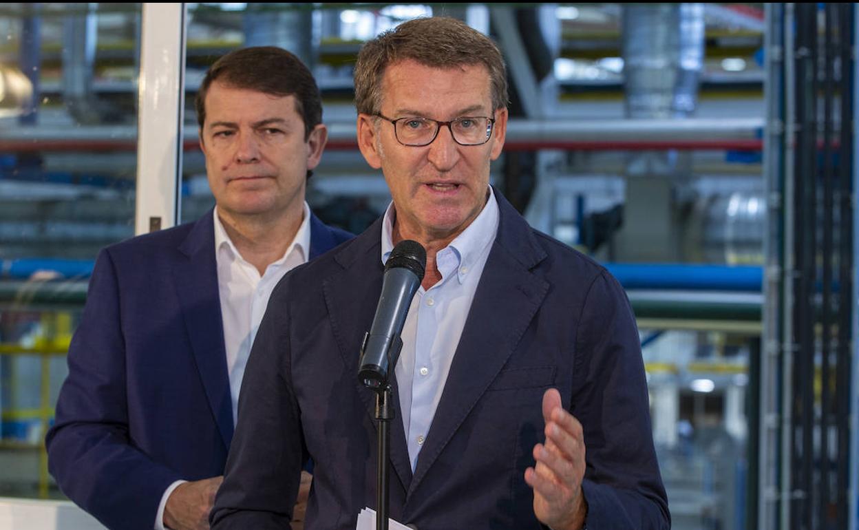 Feijóo junto con Mañueco en su visita a la fábrica de equipamientos exteriores Plastic Omnium. 