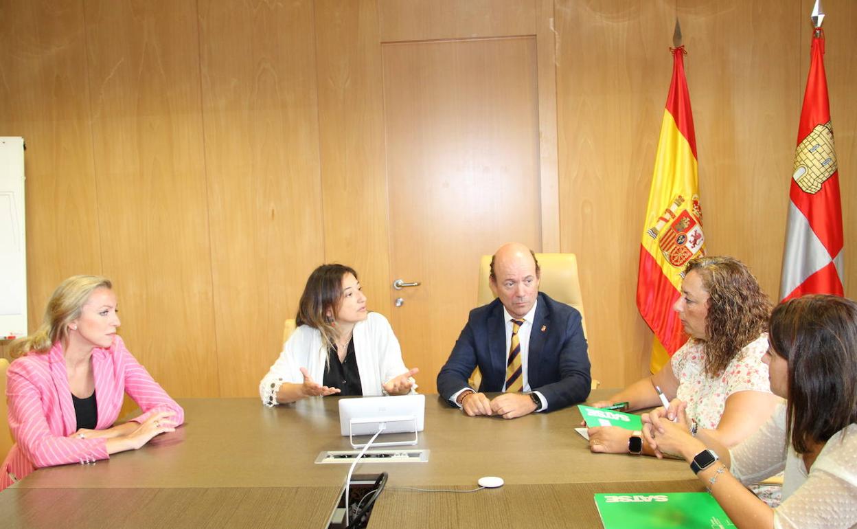 Reunión de este martes entre el SATSE y GRS para aplazar la fidelización de residentes en especialidades de Enfermería. 