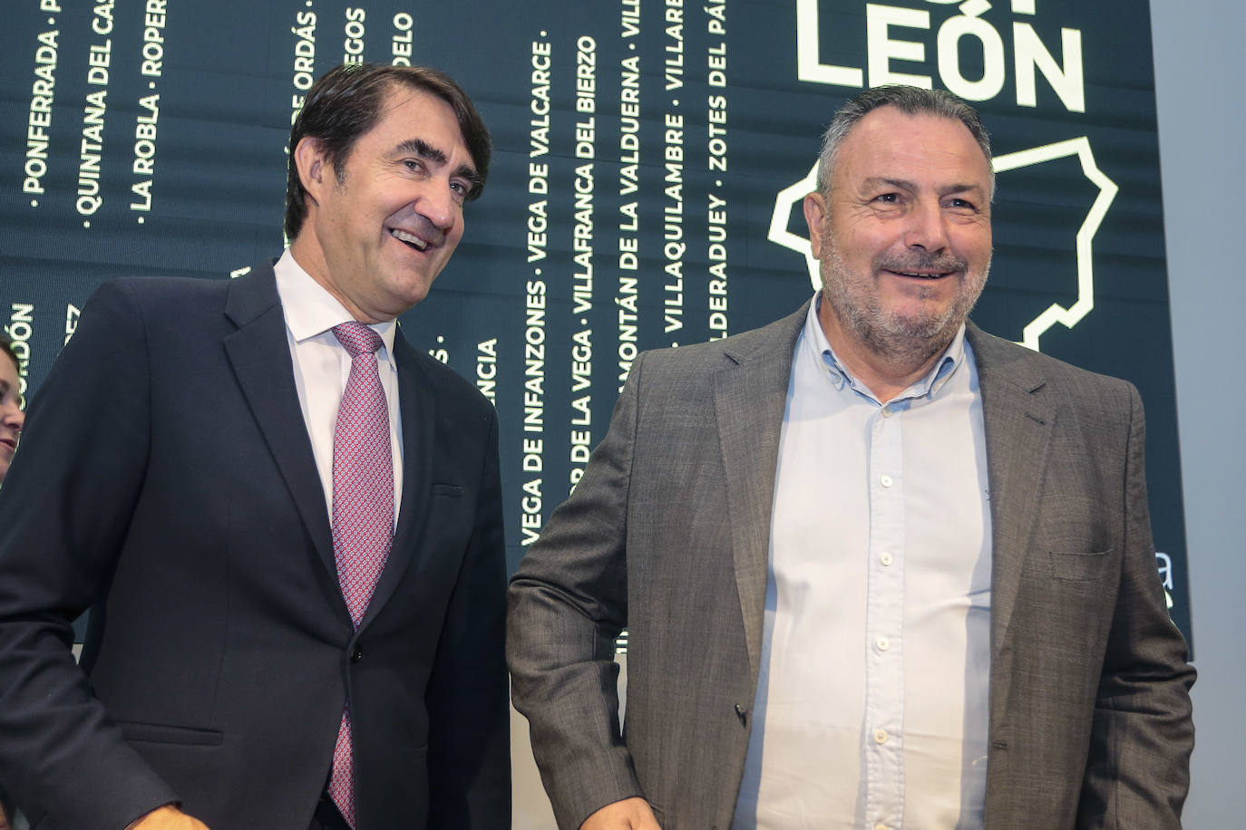 El consejero de Medio Ambiente, Vivienda y Ordenación del Territorio, Juan Carlos Suárez-Quiñones, y el presidente de la Diputación, Eduardo Morán, entre otras autoridades, presentan a alcaldes de León el documento inicial de las Normas Urbanísticas Territoriales.