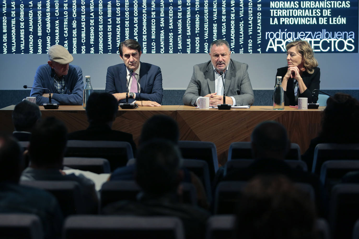 El consejero de Medio Ambiente, Vivienda y Ordenación del Territorio, Juan Carlos Suárez-Quiñones, y el presidente de la Diputación, Eduardo Morán, entre otras autoridades, presentan a alcaldes de León el documento inicial de las Normas Urbanísticas Territoriales.