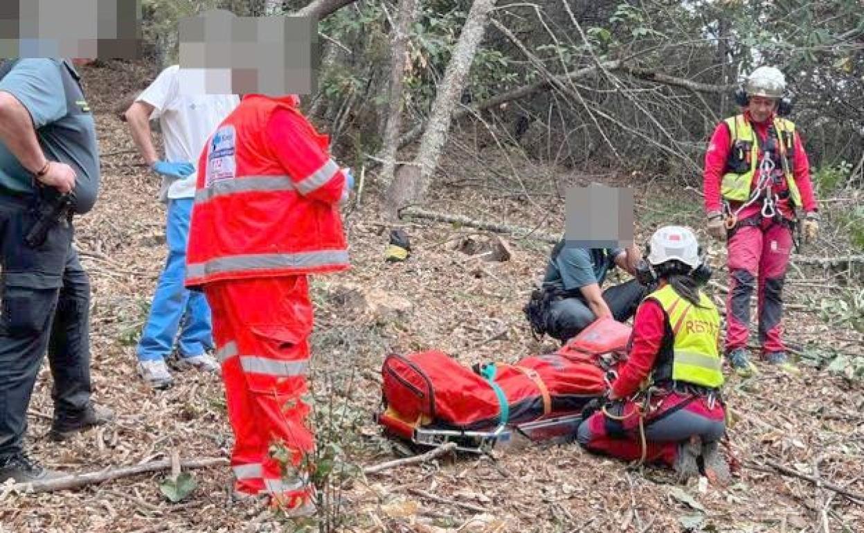 Equipos de emergencias en el lugar del rescate el pasado lunes en la localidad de Corullón. 