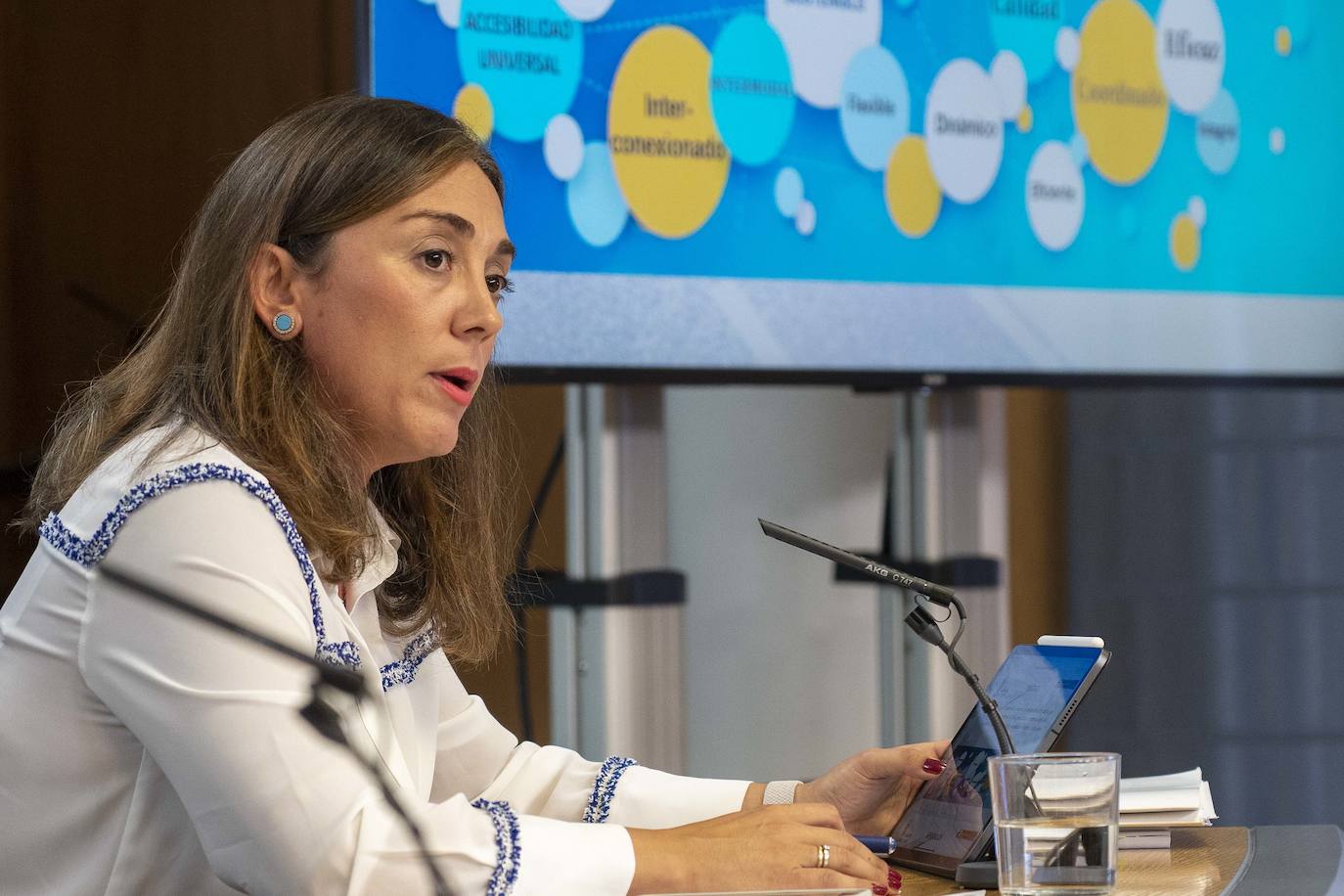 El consejero de Economía y Hacienda y portavoz, Carlos Fernández Carriedo, y la consejera de Movilidad y Transformación Digital, María González Corral, comparecen en rueda de prensa posterior al Consejo de Gobierno