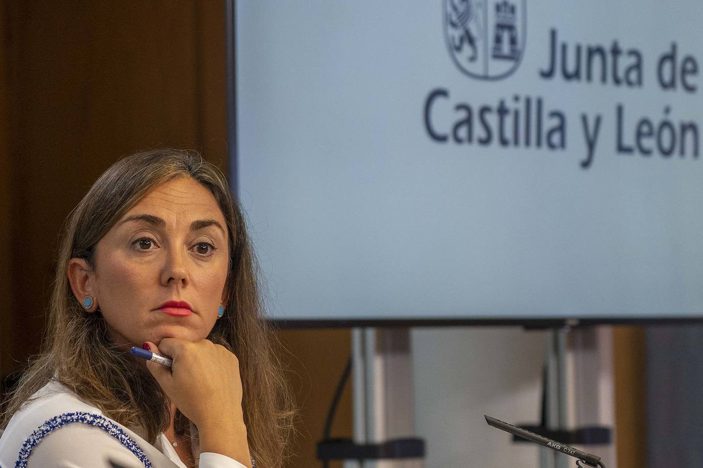 El consejero de Economía y Hacienda y portavoz, Carlos Fernández Carriedo, y la consejera de Movilidad y Transformación Digital, María González Corral, comparecen en rueda de prensa posterior al Consejo de Gobierno