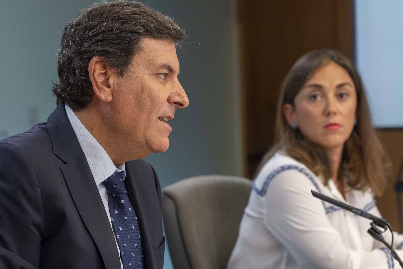 El consejero de Economía y Hacienda y portavoz, Carlos Fernández Carriedo, y la consejera de Movilidad y Transformación Digital, María González Corral, comparecen en rueda de prensa posterior al Consejo de Gobierno