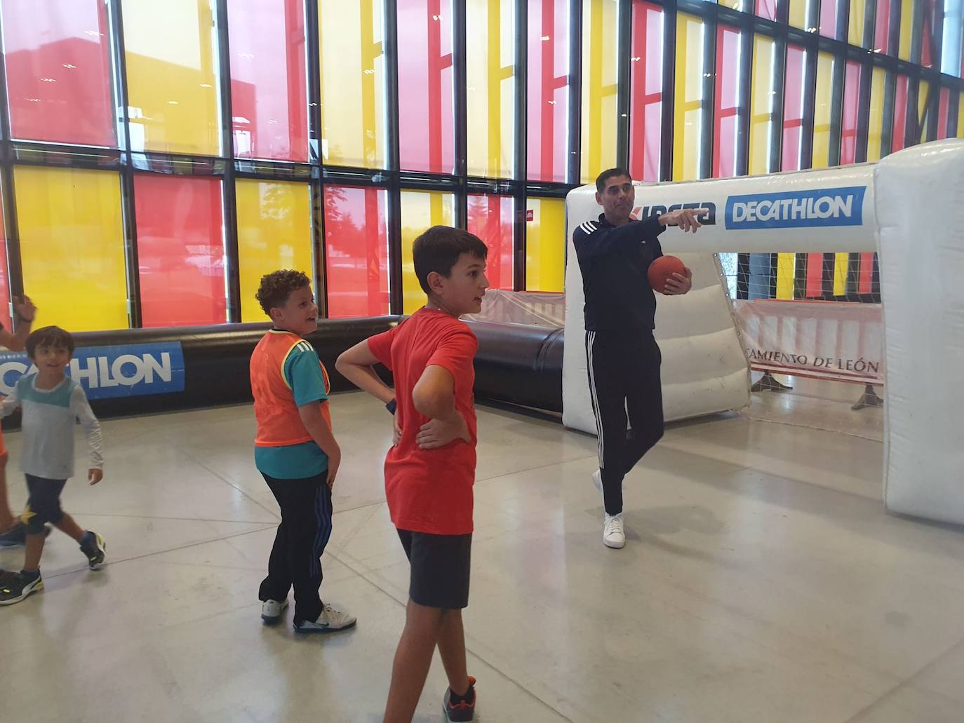 Los protagonistas de la primera jornada del Fid disfrutando de las actividades con los niño.