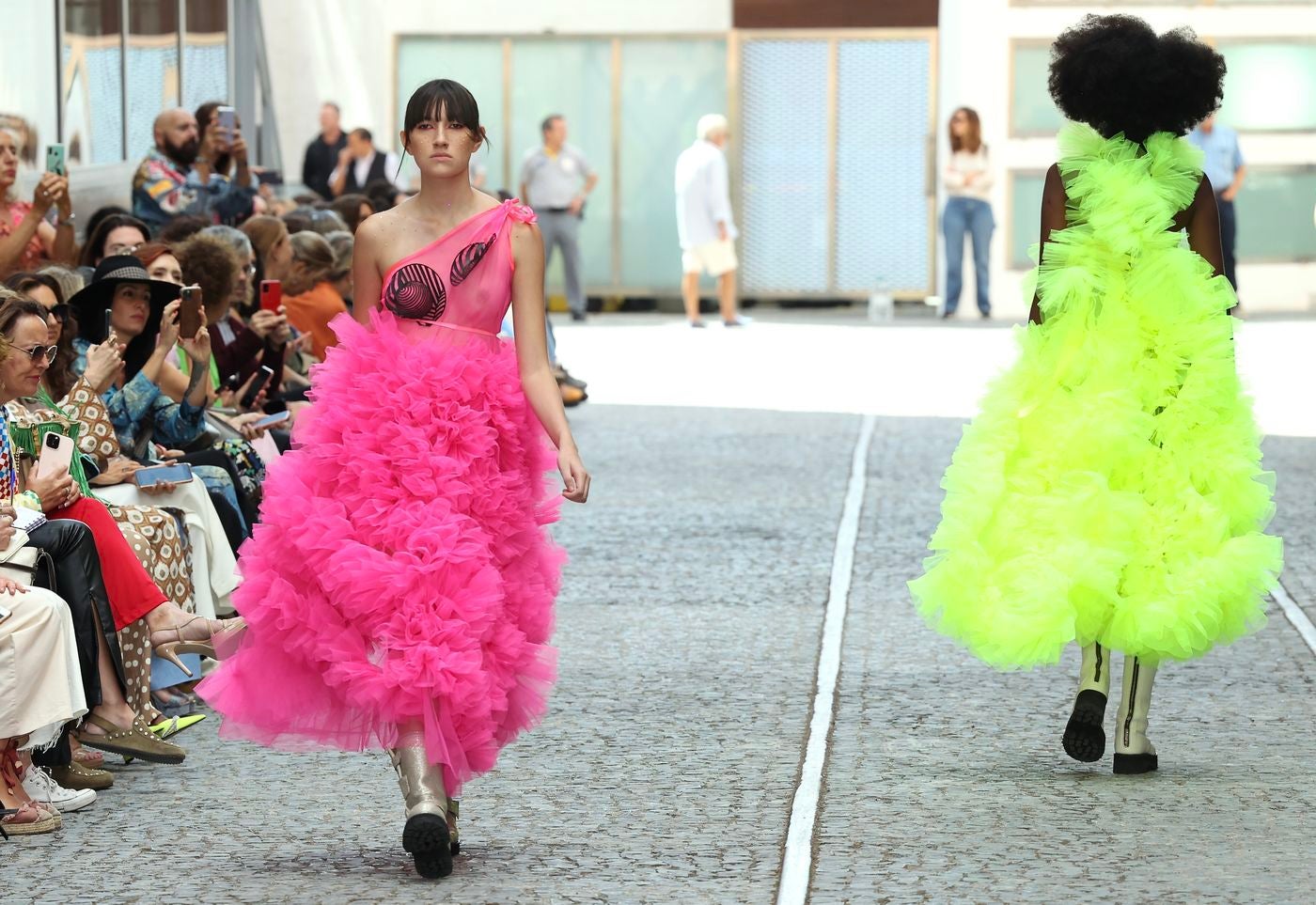 La diseñadora leonesa María Lafuente llena de sus prendas con mensaje la Fashion Week madrileña | Lafuente presenta 'Sempiterno', una colección «hecha desde el amor» en la que apuesta por los tonos flúor y la sostenibilidad. 