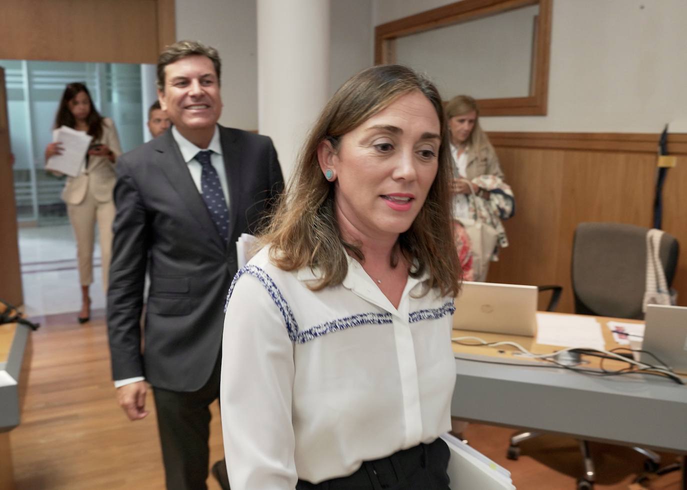 El consejero de Economía y Hacienda y portavoz, Carlos Fernández Carriedo, y la consejera de Movilidad y Transformación Digital, María González Corral, comparecen en rueda de prensa posterior al Consejo de Gobierno