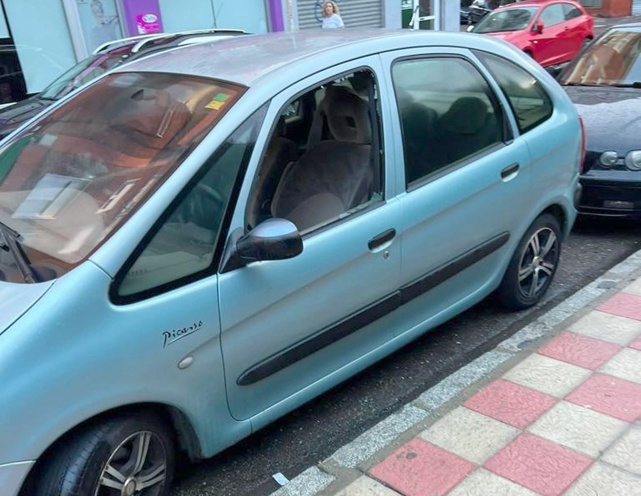 Investigan daños causados en más de una veintena de vehículos en el barrio de San Mamés de León capital. Los daños fueron provocados de madrugada en los vehículos siendo principalmente visibles en la rotura de ventanillas. 