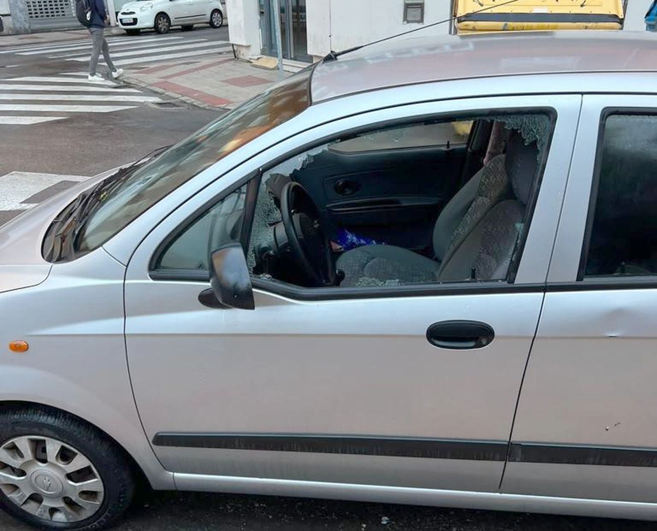 Investigan daños causados en más de una veintena de vehículos en el barrio de San Mamés de León capital. Los daños fueron provocados de madrugada en los vehículos siendo principalmente visibles en la rotura de ventanillas. 