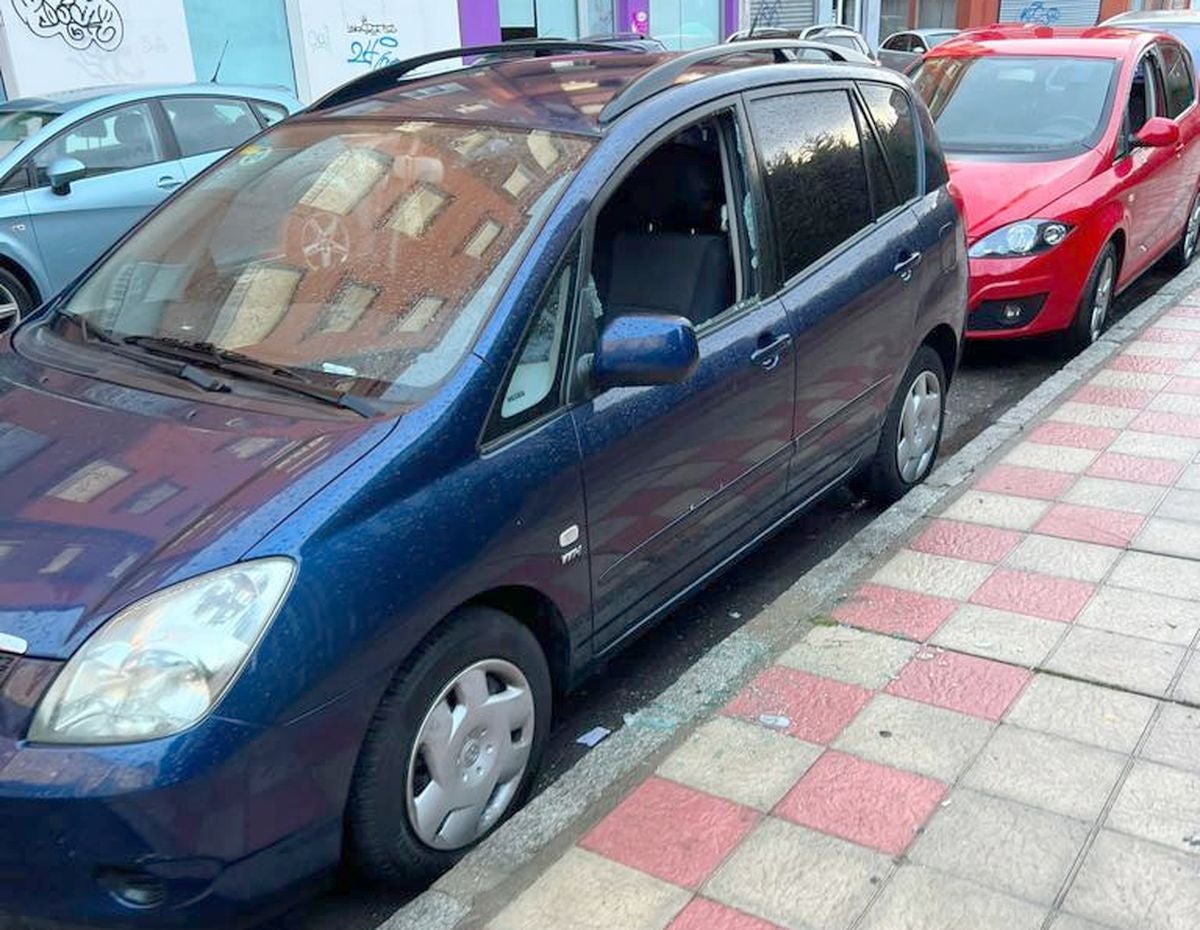 Investigan daños causados en más de una veintena de vehículos en el barrio de San Mamés de León capital. Los daños fueron provocados de madrugada en los vehículos siendo principalmente visibles en la rotura de ventanillas. 