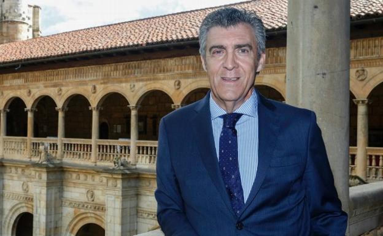 Javier Cepedano, presidente de la Fele, posa en el claustro de San Marcos. 