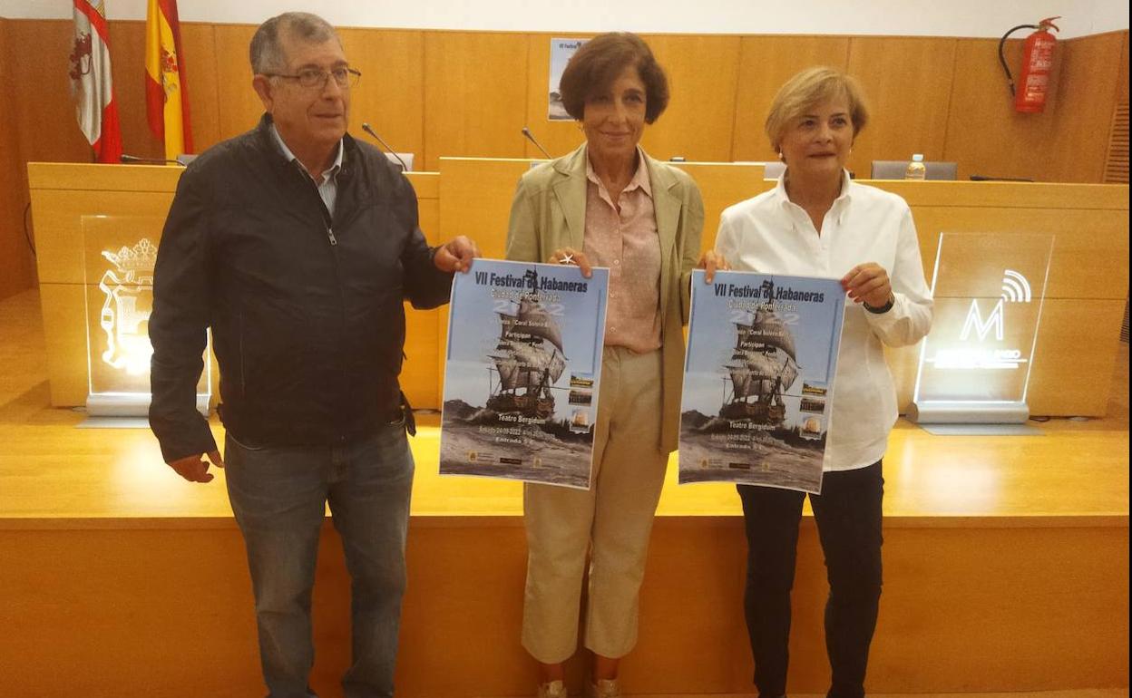 La concejal de Cultura y los representantes de Solera Berciana, en la presentación del festival.