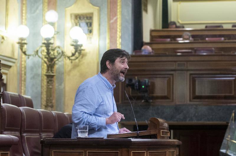 El diputado de Podemos Rafa Mayoral durante su intervención en el pleno de este jueves en el Congreso.