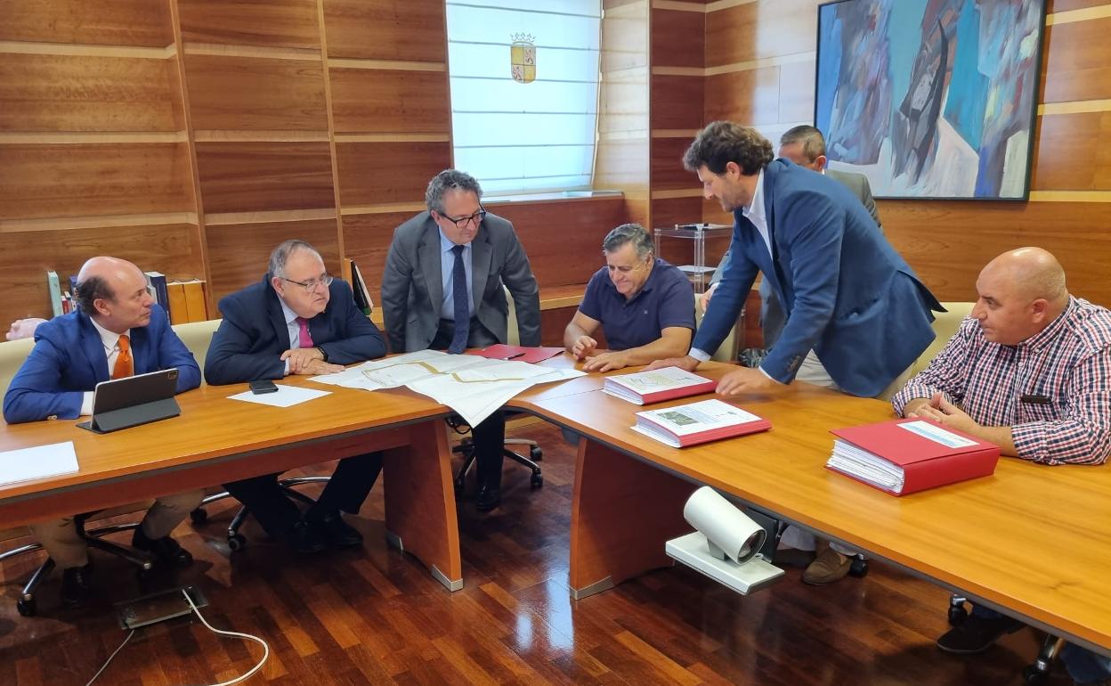 El consejero de Sanidad, Alejandro Vázquez, se reúne con el alcalde deVillaquilambre Manuel García