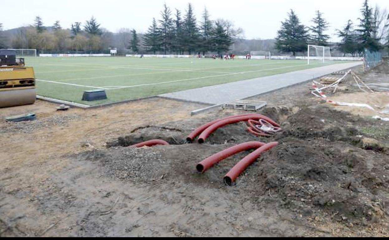 Imagen de las obras de mejora en el entorno de los campos de fútbol de La Granja. 