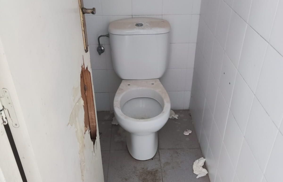 Los padres de los alumnos del Colegio Público Trepalio, en Trobajo del Camino, denuncian la «mugre» que acompaña a sus hijos cada vez que van al baño en el patio del centro. Desde julio, cuando se celebró un concierto por las fiestas de la localidad, nadie limpia la zona. El personal de limpieza alega «falta de efectivos». 