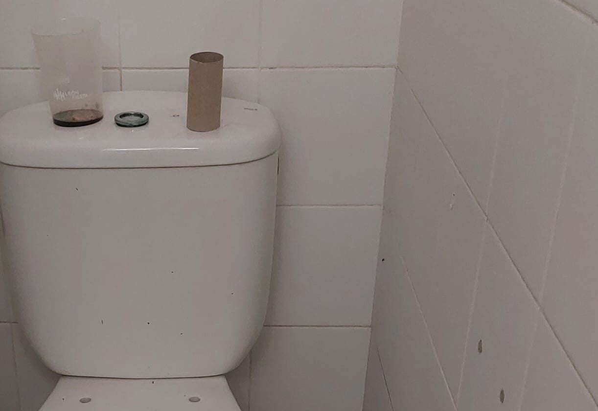 Los padres de los alumnos del Colegio Público Trepalio, en Trobajo del Camino, denuncian la «mugre» que acompaña a sus hijos cada vez que van al baño en el patio del centro. Desde julio, cuando se celebró un concierto por las fiestas de la localidad, nadie limpia la zona. El personal de limpieza alega «falta de efectivos». 