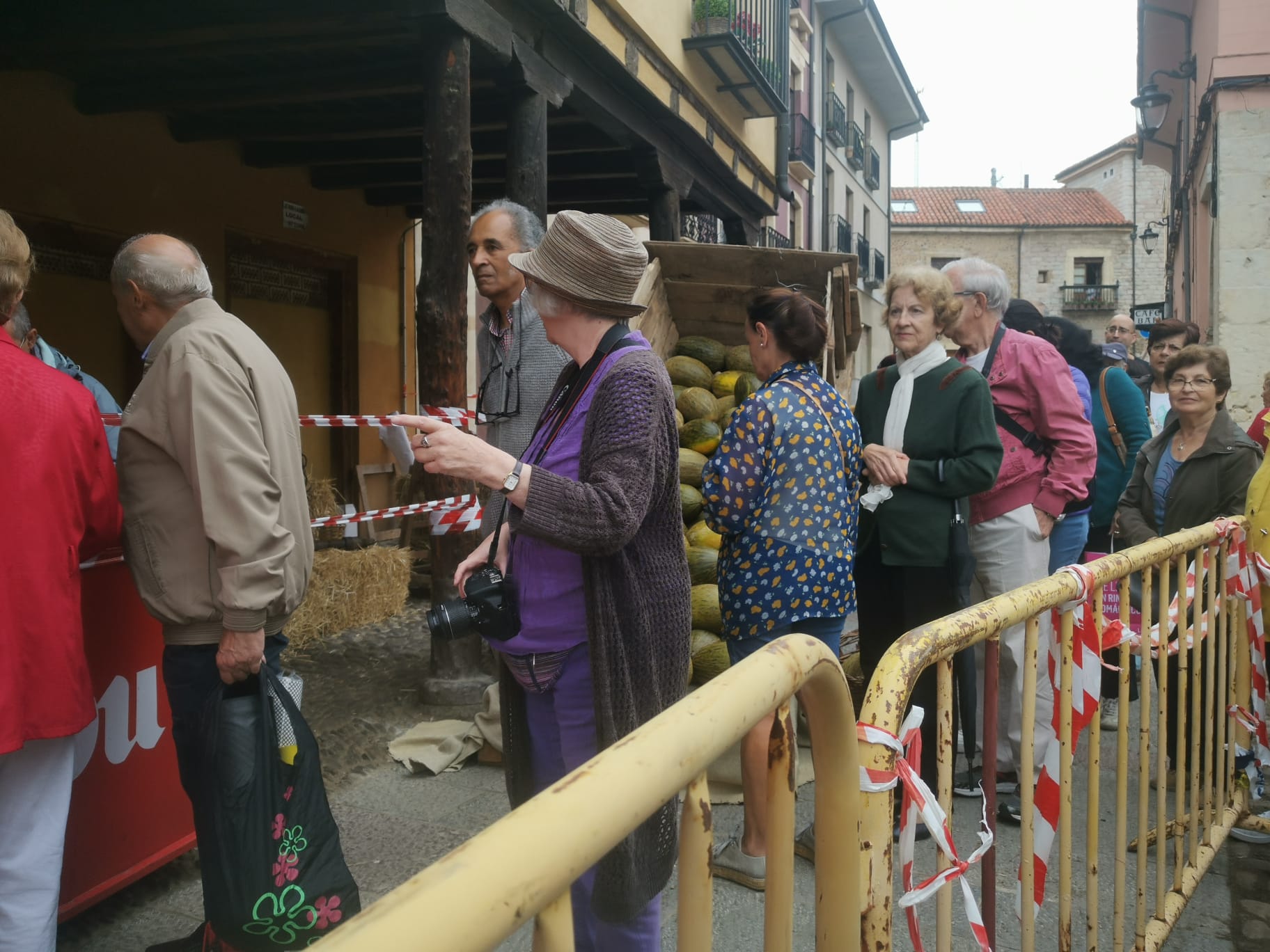 León ha vuelto a revivir La Melonera, después de dos años de pandemia, la Plaza del Grano se ha vuelto a vestir con paño y pañuelos de mil colores para hacer un homenaje a la tradición y recuperar la tradición de la ceiba