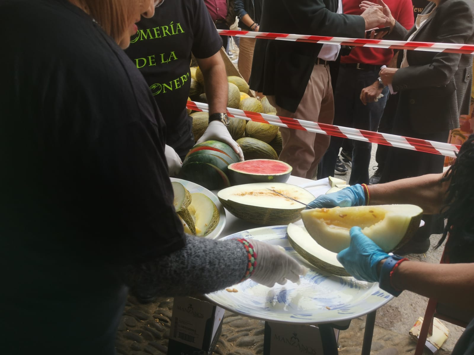 León ha vuelto a revivir La Melonera, después de dos años de pandemia, la Plaza del Grano se ha vuelto a vestir con paño y pañuelos de mil colores para hacer un homenaje a la tradición y recuperar la tradición de la ceiba