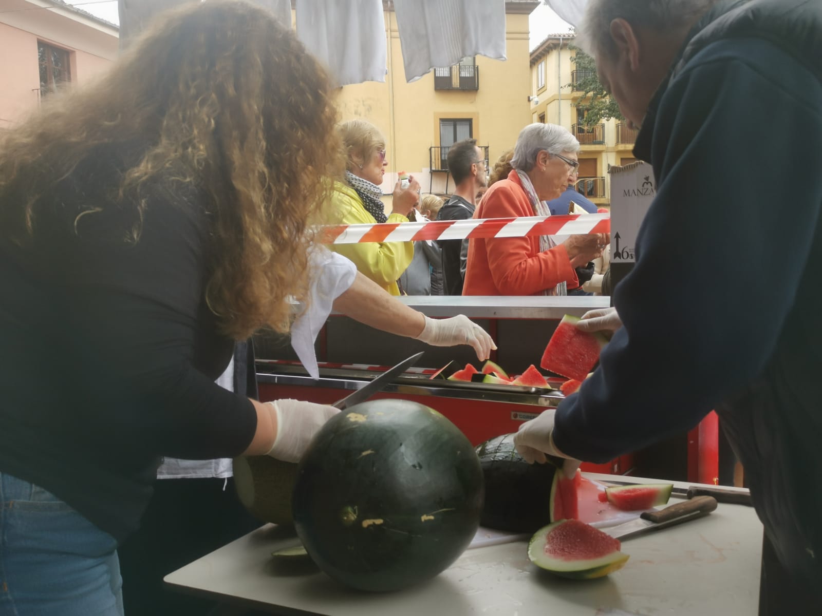 León ha vuelto a revivir La Melonera, después de dos años de pandemia, la Plaza del Grano se ha vuelto a vestir con paño y pañuelos de mil colores para hacer un homenaje a la tradición y recuperar la tradición de la ceiba
