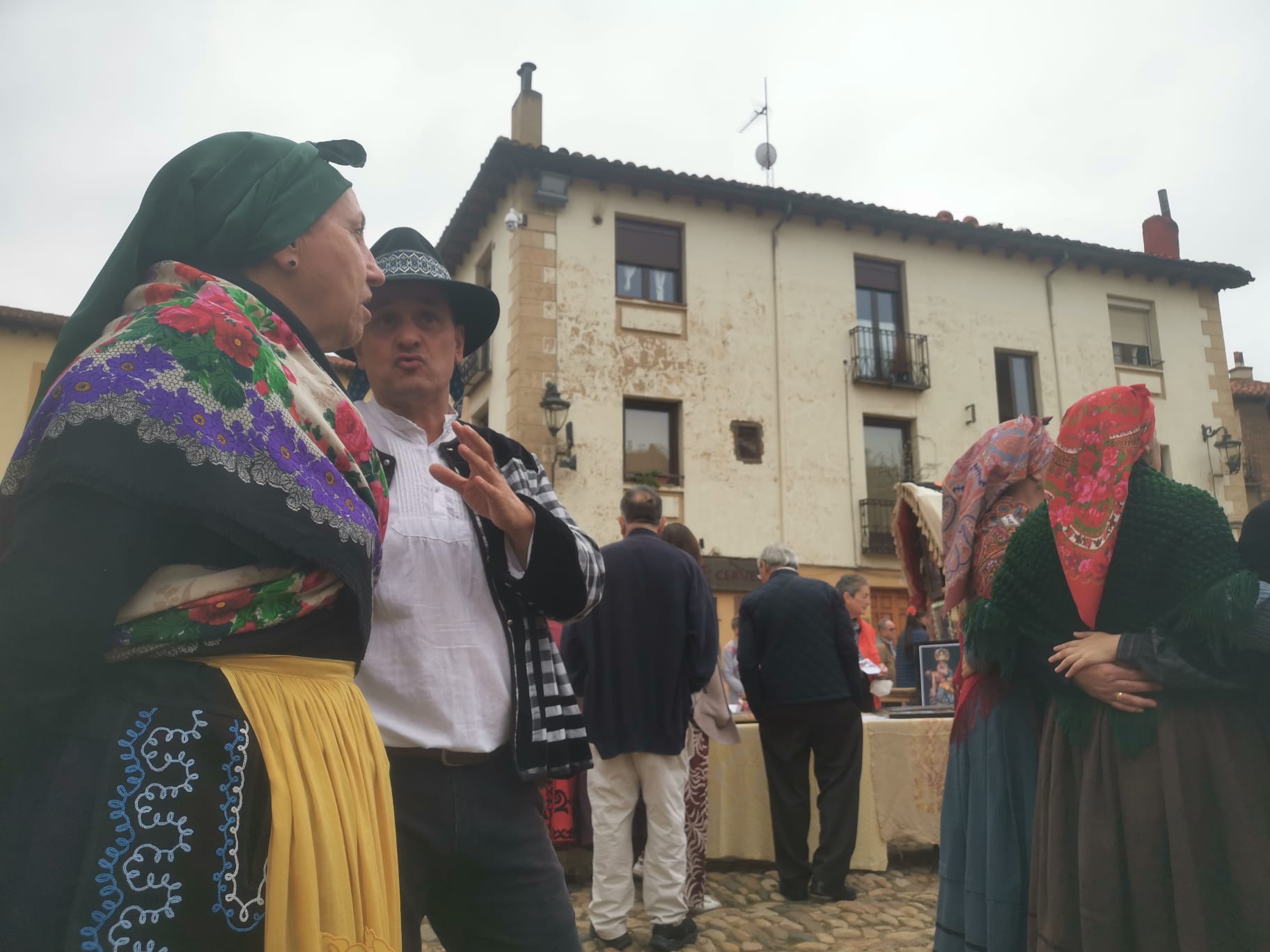 León ha vuelto a revivir La Melonera, después de dos años de pandemia, la Plaza del Grano se ha vuelto a vestir con paño y pañuelos de mil colores para hacer un homenaje a la tradición y recuperar la tradición de la ceiba