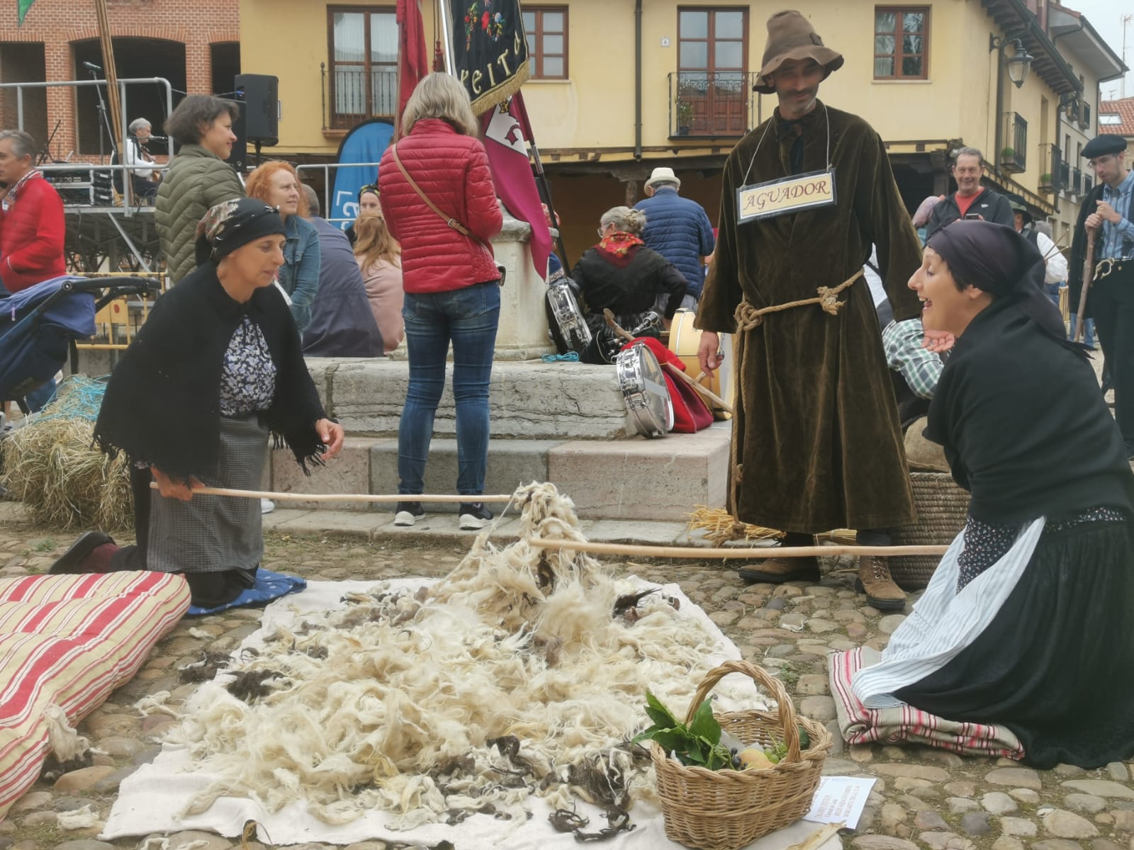 León ha vuelto a revivir La Melonera, después de dos años de pandemia, la Plaza del Grano se ha vuelto a vestir con paño y pañuelos de mil colores para hacer un homenaje a la tradición y recuperar la tradición de la ceiba