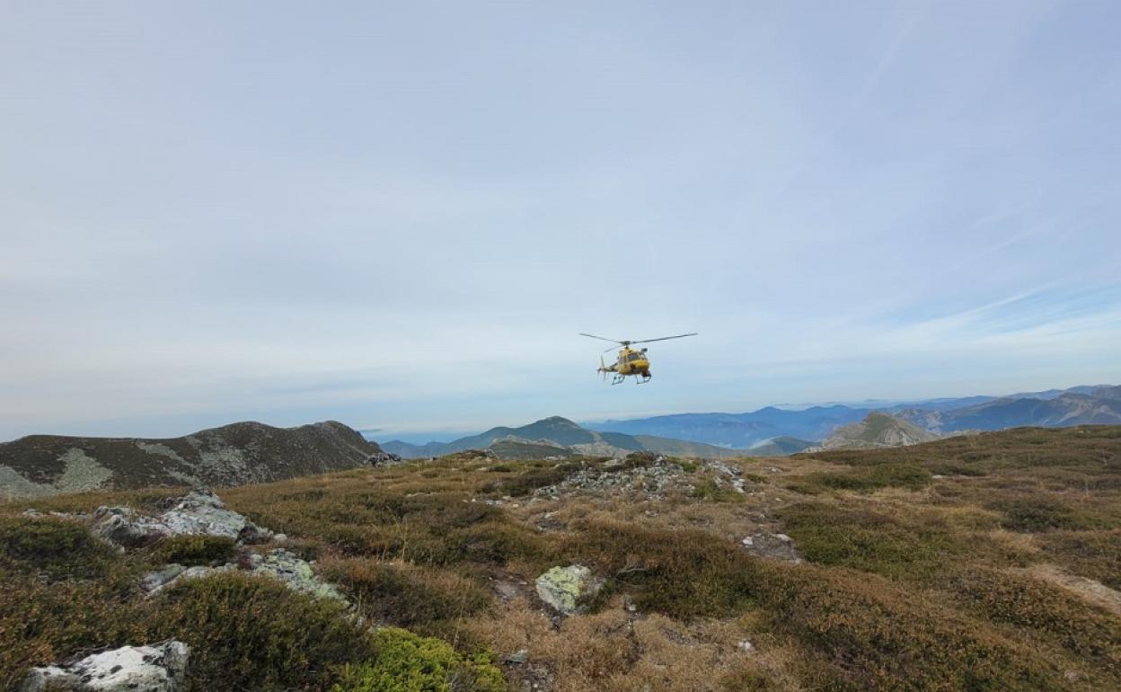 Tras establecer contacto visual con el herido, los rescatadores acceden hasta el paciente mediante salto desde el helicóptero en estacionario